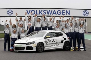 Uczestnicy tegorocznej edycji VW Scirocco R-Cup oraz używany w zawodach samochód (Maciej Steinhof stoi 3 od lewej)