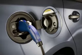Dziś paliwa klasyczne tankuje się wszędzie tak samo. Wkrótce to samo ma dotyczyć ładowania akumulatorów dzięki standaryzacji złącz. Czy to wspomoże rozwój sektora EV?