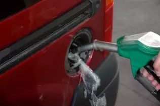 Twój samochód nie chce już pić drogiej benzyny? Warto go posłuchać - można tylko zyskać!