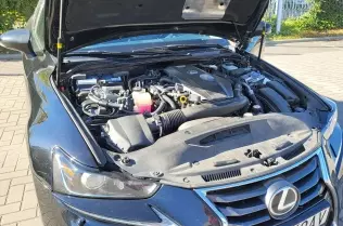 Komora silnikowa Lexusa  IS 200 T z zamontowaną instalacją gazową firmy EuropeGAS