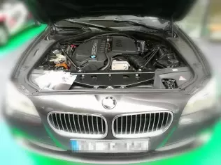 Silnik N55B30 z LPG w komorze silnikowej samochodu BMW 535i