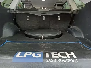 Szczelna obudowa zbiornika LPG w samochodzie typu SUV