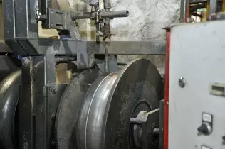 Automat do wykonywania spoin obwodowych zbiorników toroidalnych