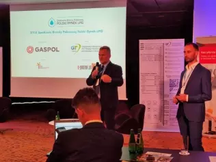 Maciej Prośniewski, dyrektor gazeo.pl oraz Bartosz Czubała, dyrektor handlowy Prins Autogaz