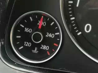 Wskaźnik temperatury cieczy chłodzącej w VW Touaregu V6 FSI z LPG Landirenzo