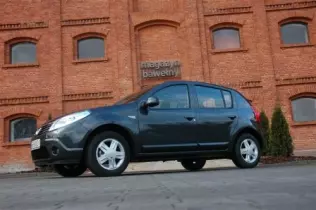 Na tle Logana, pierwszego modelu Dacii pod egidą Renault, Sandero wygląda ekstrawagancko, ale na ulicy to szara myszka wtapiająca się w tłum
