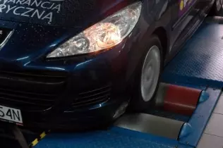 Peugeot 207 z instalacją BRC podczas badania na hamowni