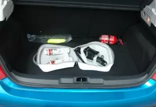 Zestaw do naprawy ogumienia w bagażniku Peugeota 207