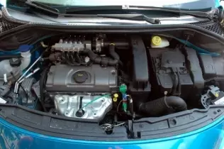Komora silnikowa Peugeota 207 z instalacją gazową BRC Sequent Plug&Drive