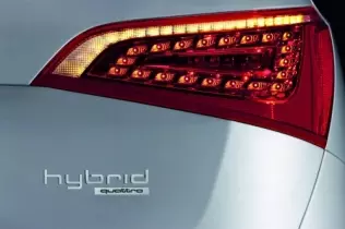 Q5 Hybrid - po plakietce go poznacie