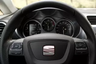 Leon TwinDrive Ecomotive - wyświetlacz na tablicy przyrządów pokazuje pozostały przebieg w trybie EV, przed włączeniem się silnika benzynowego