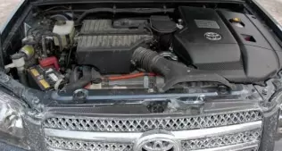 Wnętrze komory silnikowej w Toyocie Highlander Hybrid, niektóre elementy osprzętu są napędzane elektrycznie, np. sprężarka układu klimatyzacji