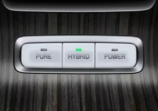 XC60 Plugin Hybrid Concept - wyboru trybu jazdy dokonuje się przyciskami na konsoli środkowej; ustawienie Hybrid jest domyślne