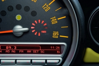 Na takim wskaźniku umieszczonym na tarczy prędkościomierza widać, ile energii wraca do samochodu podczas wytracania prędkości