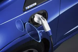 Fit EV - złącze ładowania jak wlew paliwa w starych Skodach - w przednim błotniku