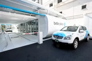 Stacja automatycznej wymiany akumulatorów Better Place zbudowana w Tokio dla elektrycznych taksówek