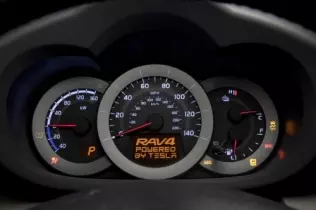 RAV4 EV; Rzut oka na zegary i wszystko jasne