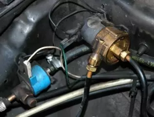 Instalacja podciśnieniowa z ręczną regulacją (elektrozawór benzynowy - niebieska cewka - widoczna radełkowana śruba do awaryjnego ręcznego otwarcia i elektrozawór gazowy)