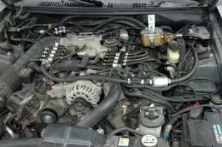 widok og&oacute;lny pod maską; widoczne najważniejsze komponenty instalacji gazowej - wtryskiwacze, reduktor i&nbsp;sterownik