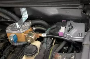 widok sterownika i&nbsp;reduktora pod maską