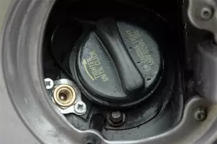 gniazdo tankowania LPG tuż obok korka wlewu benzyny