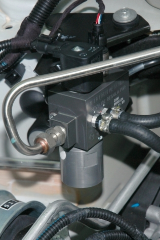 Regulator ciśnienia Metatron ND1 w komorze silnikowej Fiata Pandy