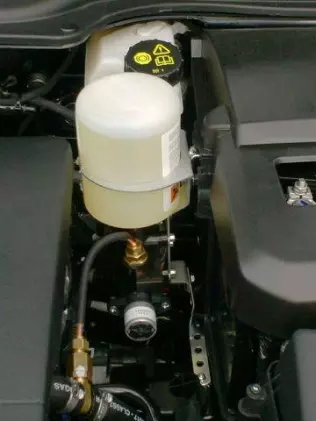 zbiornik na płyn lubryfikujący pod maską Volvo V50
