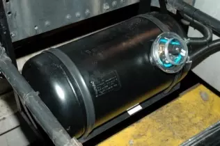 Zamontowany w podwoziu MAN klasyczny zbiornik gazu stosowany w samochodzie osobowym