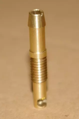 W Diego DI należy stosować kr&oacute;ćce kierunkowe, skierowane wylotem w&nbsp;kierunku głowicy silnika. Nacięcie w&nbsp;g&oacute;rnej części wskazuje kierunek wylotu gazu i&nbsp;umożliwia jego właściwe ustawienie