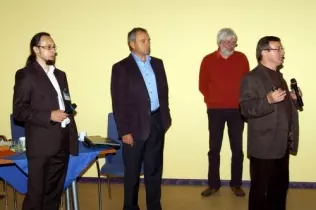 Gospodarze szkolenia: Marek Kuklis, prezes firmy KME (drugi od lewej), Robert Szmajda, dyrektor rozwoju produktu (pierwszy od lewej) oraz prowadzący szkolenie na temat silnik&oacute;w z&nbsp;bezpośrednim wtryskiem benzyny: Ryszard Kędzia (pierwszy od prawej) i&nbsp;Waldemar Busz z&nbsp;Centrum Szkolenia Motoryzacji z&nbsp;Poznania