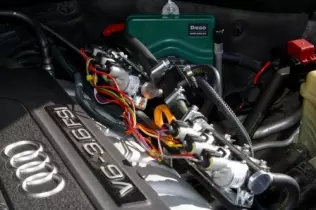Silnik V6 FSI (206 kW) o&nbsp;pojemności skokowej 3,6 l adaptowany do zasilania gazem za pomocą systemu Diego DI w&nbsp;samochodzie Audi Q7