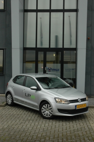 najnowsza zdobycz techniki LPG - Volkswagen Polo 1,2 TSI z zamontowaną instalacją LPdi na tle siedziby firmy Vialle w Eindhoven