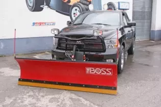 Dodge Ram 1500 z pługiem śnieżnym i solarką