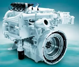Stacjonarny, gazowy silnik MAN E0834 ma pojemność skokową 4,6 l. W zależności od wersji dysponuje mocą od 47 do 68 kW. Dostępna moc cieplna waha się w granicach od 24 do 40 kW. Silnik występuje w 4 odmianach pracujących na mieszance stechiometrycznej i 2 dostosowanych do spalania mieszanek ubogich (lambda=1,4-1,6)