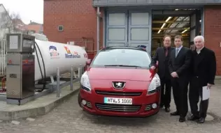 Badawczy Peugeot 5008 w towarzystwie swoich twórców z uczelni HTW - dra Thomasa Heinze i dra Haralda Altjohanna - oraz przedstawiciela francuskiej marki (w środku)
