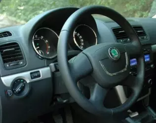 Rozmieszczenie element&oacute;w sterowania na tablicy rozdzielczej jest bardzo ergonomiczne. Przełącznik rodzaju zasilania jest umieszczony w&nbsp;miejscu ułatwiającym jego obserwację