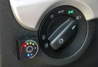 Przełącznik rodzaju zasilania o&nbsp;dość nietypowym układzie jest bardzo czytelny