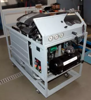 Stanowisko badawcze wyposażone w&nbsp;silnik VW 1,6 FSI pozwoliło na zapoznanie się ze strategią działania układu wtryskowego benzyny oraz dopracowanie algorytm&oacute;w działania systemu zasilania gazowego (widoczny niewielki zbiornik LPG). Manometry służą do monitorowania ciśnienia benzyny