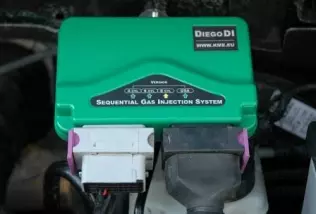 Sterownik elektroniczny systemu Diego DI wykorzystuje zupełnie inne algorytmy działania w&nbsp;stosunku do zwykłej instalacji IV generacji. Z&nbsp;uwagi na konieczność rejestracji i&nbsp;przetwarzania szybkozmiennych parametr&oacute;w ma on r&oacute;wnież odmienną budowę