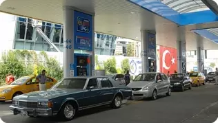 Pod dystrybutorami LPG na tureckich stacjach paliw ustawiają się kolejki i nic dziwnego - więcej niż 1 na 3 auta jeździ na gazie