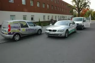 Samochody Zielonego Konwoju LPG przed wyruszeniem w drogę do Madrytu. Redakcyjna Skoda Gazeo.pl towarzysząca dotąd konwojowi została w kraju. 