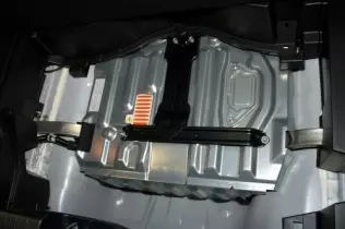 Akumulatory pod podłogą bagażnika Hondy CR-Z są zabezpieczone metalową osłoną. Samochód nie ma oczywiście koła zapasowego, wyposażono go w zestaw naprawczy ogumienia