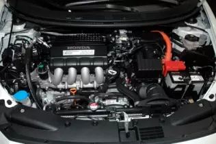 Układ napędowy Hondy CR-Z składa się z silnika benzynowego o pojemności 1,5 l i mocy 114 KM oraz umieszczonego przed skrzynią biegów silnika elektrycznego generującego 14 KM 