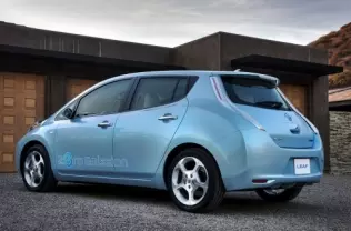Nissan Leaf jest pierwszym seryjnie produkowanym elektrycznym samochodem kompaktowym. Zastosowano w nim silnik o mocy 80 kW, zapewniający prędkość ponad 140 km