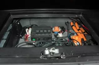 Sterowanie układem napędowym samochodu MyCar umieszczono pod podłogą bagażnika