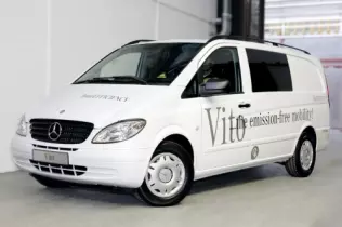 MB Vito E-Cell z silnikiem o mocy 60 kW przy zastosowaniu akumulatorów litowo-jonowych, gromadzących energię 36 kWh zapewnia zasięg 130 km. Użytkowa ładowność pojazdu wynosi 900 kg