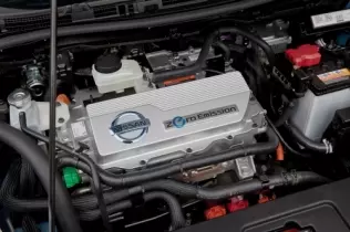 Silnik elektryczny w komorze silnikowej Nissana Leaf