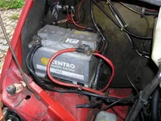 akumulator w komorze silnika - przed podróżą zadbaj o jego sprawność