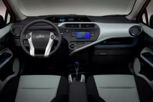 Toyota Prius C - widok deski rozdzielczej
