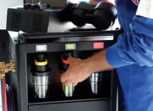 Hermetyczne pojemniki na olej w stacjach do obsługi klimatyzacji Texa Konfort